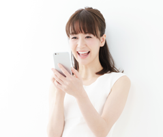 スマホを操作する女性